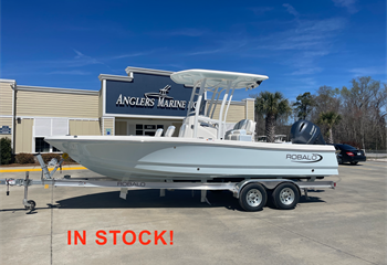 2023 Robalo 226 Cayman Ice Blue Boat